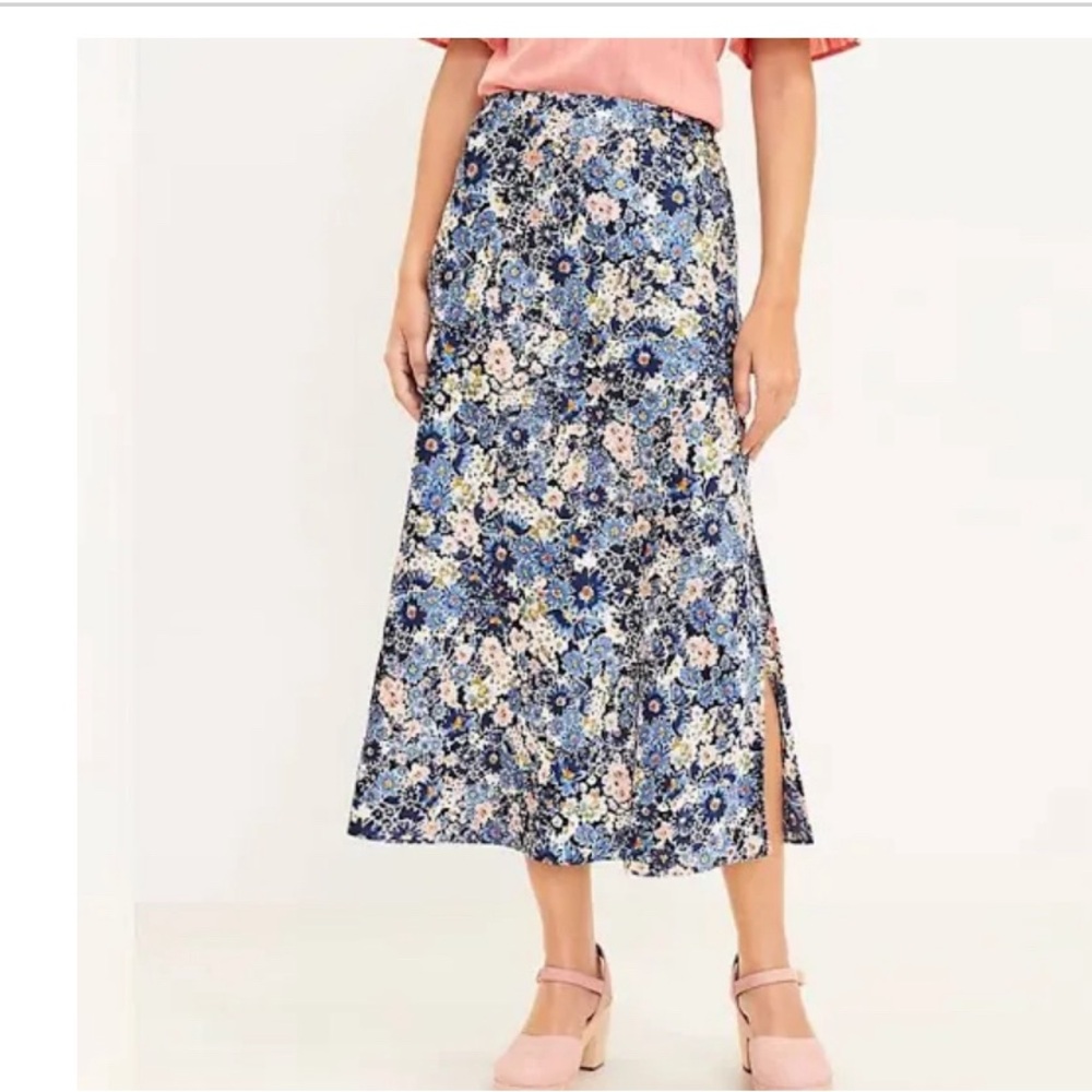 Loft satin midi skirt in navy & pink floral. Large. Elastic waist.
